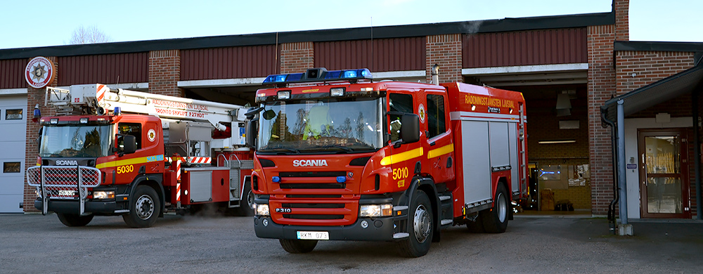 Bild på brandbilar som är på utryckning från brandstationen